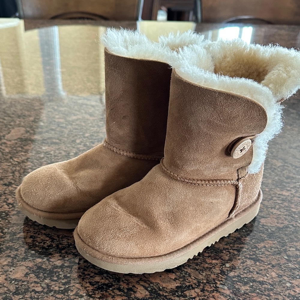 Ugg Bailey Short Kids Sz 2 EUC